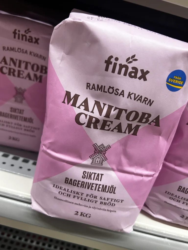 När man steker hälleflundra kan det vara bra att doppa den i siktat mjöl för att få en bättre textur på toppen av fisken. Denna mjöl är från Ramlösa Finax en lite finare och dyrare mjöl för dig som vill lyckas i köket. Går så klart även att baka bullar med.